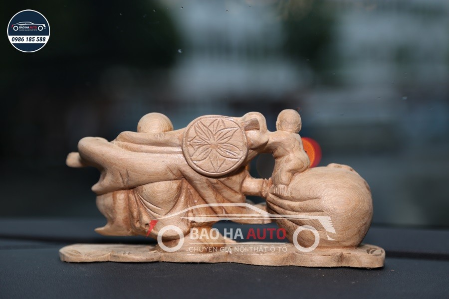 Tượng Phật Di Lặc bày Taplo ô tô, xe hơi – Baohaauto