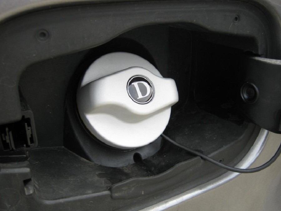 Bật mí cách mở nắp bình xăng xe ô tô cho tài mới