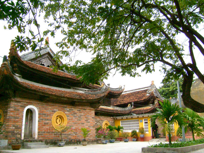 Những chùa, đền, phủ linh thiêng người Hà Nội thường lễ cầu may