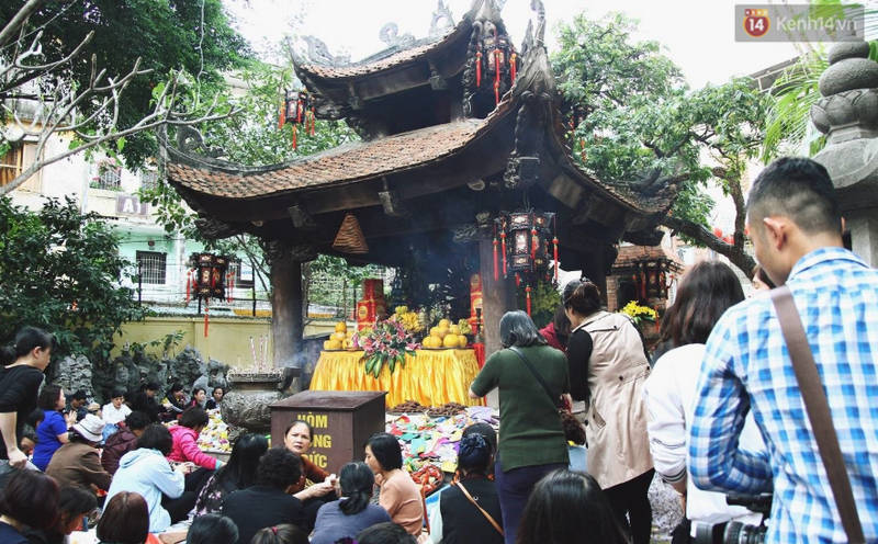 Những chùa, đền, phủ linh thiêng người Hà Nội thường lễ cầu may