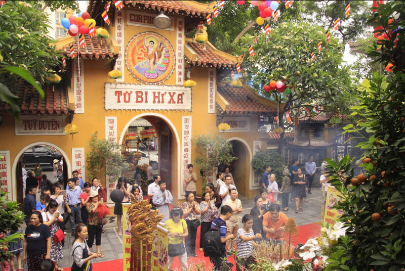 Những chùa, đền, phủ linh thiêng người Hà Nội thường lễ cầu may