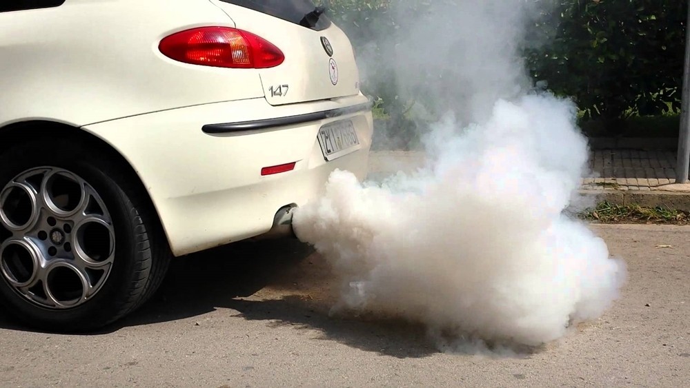 Nguyên xe ô tô xả ra khói trắng và cách khắc phục